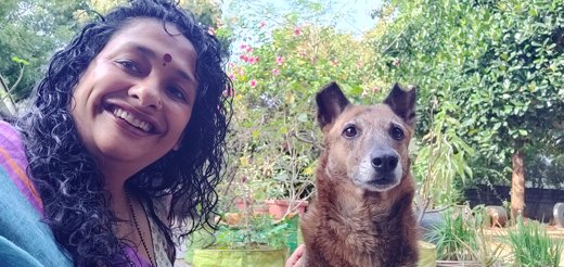 Sindhoor Pangal with a free-living dog