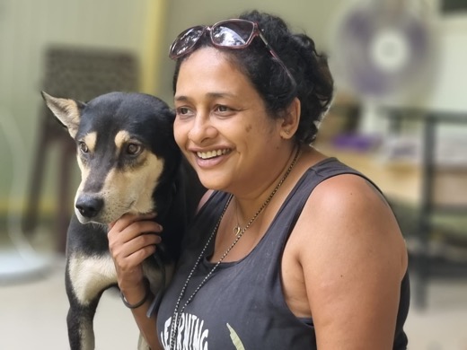 Sindhoor Pangal with a free-living dog